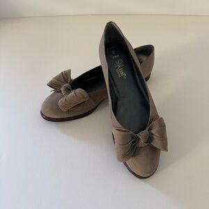 9 West Taupe Bow Flats